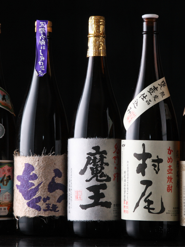 日本酒の瓶が3本並んでいる様子