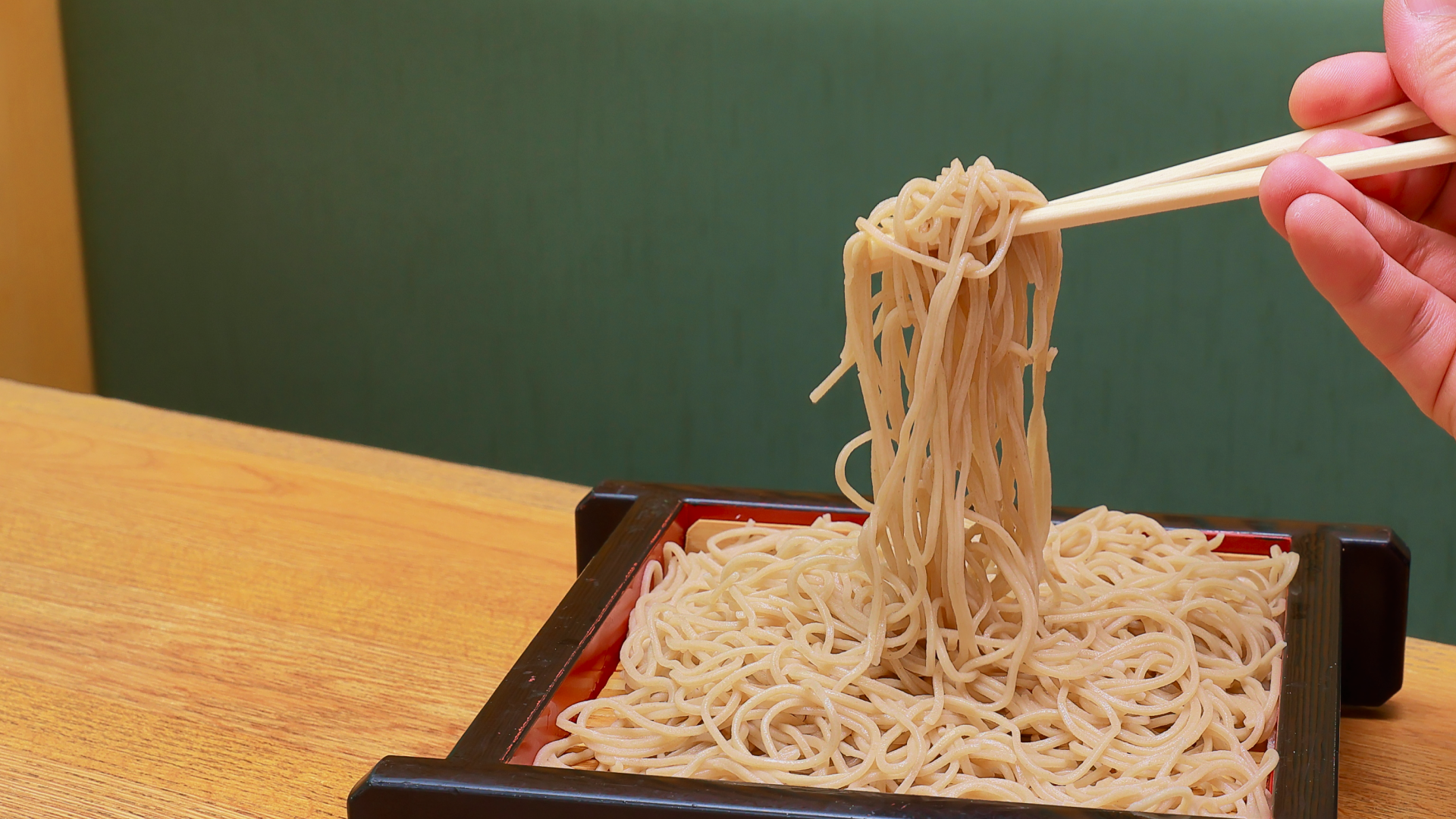 もりそばを食べている様子